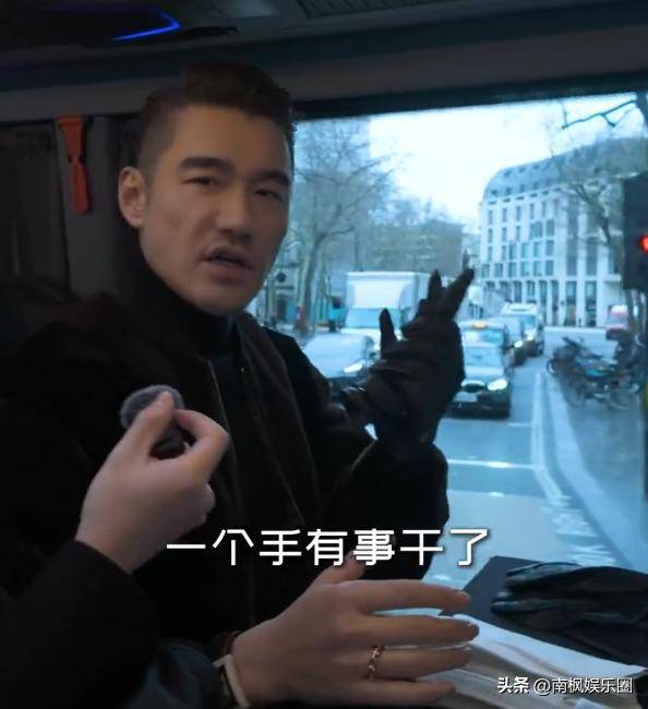 兵给内娱所有的男明星们上了一课！凯时尊龙时装周这一夜！54岁的胡(图3)