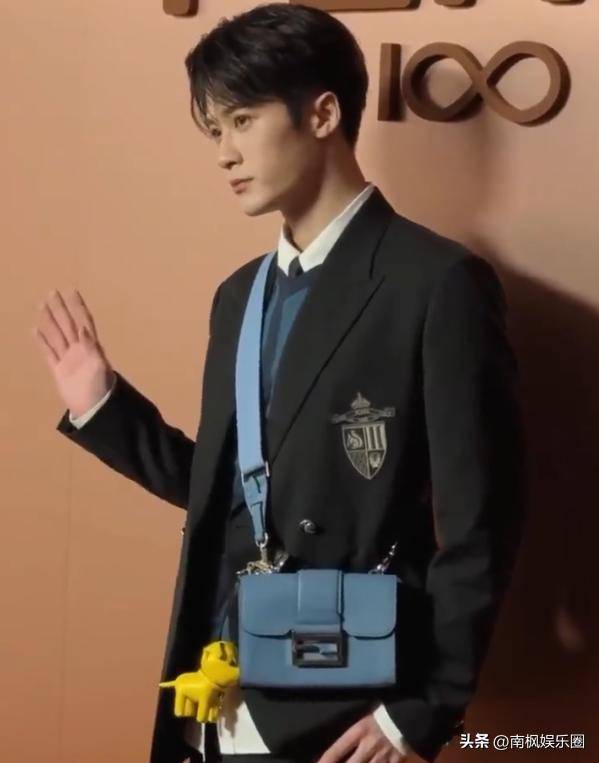兵给内娱所有的男明星们上了一课！凯时尊龙时装周这一夜！54岁的胡(图11)