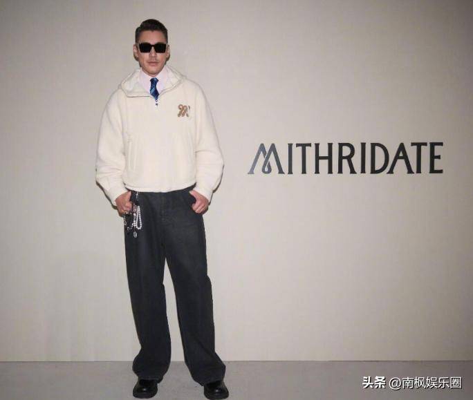 兵给内娱所有的男明星们上了一课！凯时尊龙时装周这一夜！54岁的胡(图17)