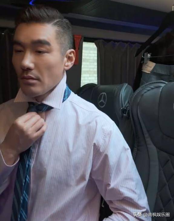 兵给内娱所有的男明星们上了一课！凯时尊龙时装周这一夜！54岁的胡(图18)